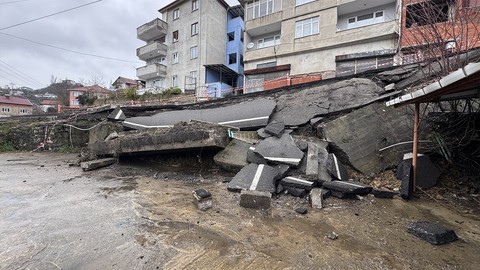 Zonguldak'ta heyelan: Yol çöktü