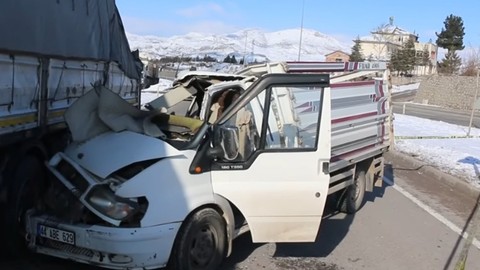 Malatya'da kamyonet TIR'a çarptı: 1 ölü, 1 yaralı