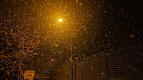 Hava sıcaklığının sıfıra düştüğü Siirt'te etkili oldu. Kısa sürede tüm şehir beyaza büründü