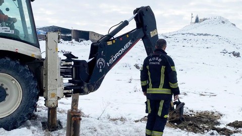 Kayseri'de 7-24 görev yapan ekipler, 1 tane hayvan hakkında ihbar aldı. Karlı bölgeye gittiklerinde gördükleri manzara ile yıkıldılar