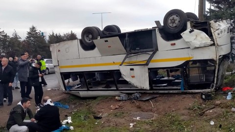 Fabrika işçilerinin taşındığı servis midibüsü takla attı: Çok sayıda yaralı var