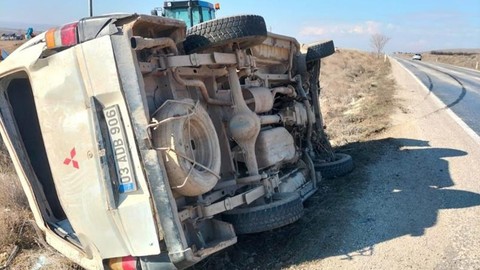 Kontrolden çıkan minibüs şarampole devrildi: 2 yaralı