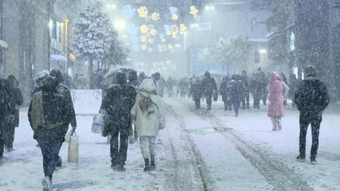 İstanbul'a lapa lapa kar geliyor! AKOM'dan uyarı... O gün başlayacak