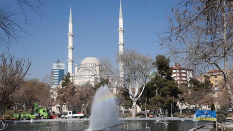 Konya'da şubat ortasında şaşırtan manzarayı gören kendini sokağa attı! Böyle giderse sonumuz hayır değil