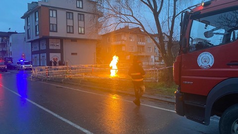 Zemin etüdü sırasında çıkan metan gazı alev aldı: Saatlerdir sönmüyor