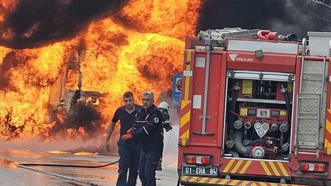 Otoyolda devrilen tanker alev alev yandı