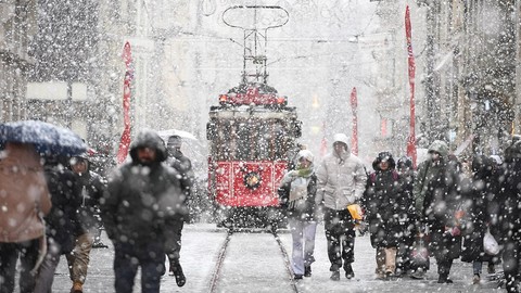 Kuvvetli kar yağışı kaç gün sürecek? MGM'den İstanbul için yeni uyarı: "Kar kalınlığı 40 cm'yi bulabilir"