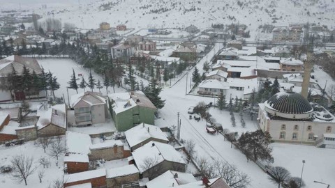 Hava sıcaklığının eksi 5 dereceye düştüğü Afyonkarahisar'ın yüksek kesimleri kar altında kaldı