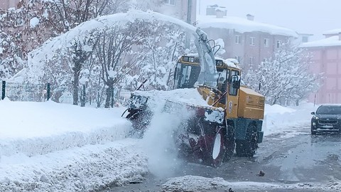 Bitlis'te günlerdir etkili olan kar yağışının ardından 300 köy yolu ulaşıma kapanmıştı. Ekiplerin yoğun çalışması sonucu 250'si yeniden ulaşıma açıldı