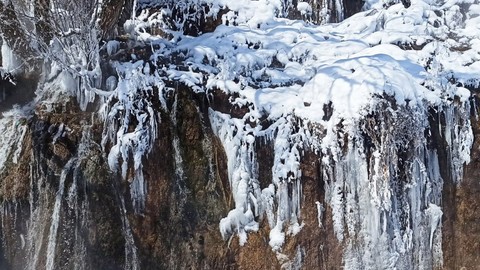 Bitlis'te hava sıcaklığı -20'ye kadar düştü! Tatvan ilçesinde bulunan ve soğuk hava nedeniyle donan Arpet Şelalesi'nin görüntüsü nefes kesti