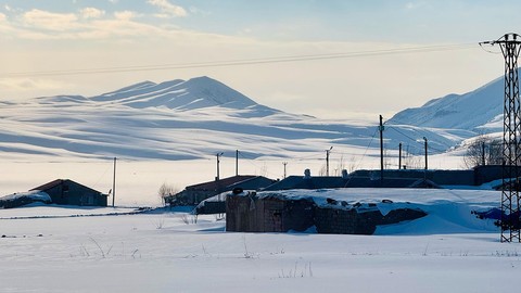 Ağrı'da -19'luk hava kar yağışının ardından her taraf bembeyaz olmuştu. Bugün güneş de açtı. Ortaya çıkan manzara herkesi büyüledi