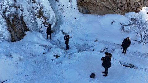 Hava sıcaklığının -20 dereceye kadar düştüğü Erzincan'da meydana geldi. Bölgeye gidenler ilginç manzarayı hemen kayda aldı