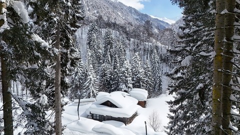 Rize'nin yüksek kesimlerinde etkili oldu. Karla kaplanan Ayder Yaylası ve Kaçkar Dağları dron ile görüntülendi