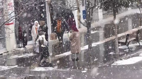 Hava sıcaklığının -4 ölçüldüğü Kars, mart ayında bir anda beyaza büründü