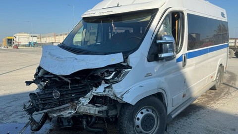 Manisa'da iki servis minibüsü çarpıştı: 19 yaralı