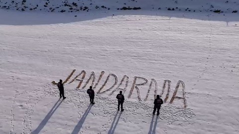 Sivas'ta jandarma ekipleri karlı araziye çıktı. Yiyecek bulmakta zorlanan yaban hayvanları için harekete geçtiler