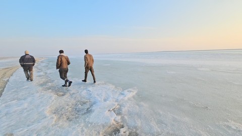 Bitlis'te 200'den fazla türe ev sahipliği yapan gölde kırmızı alarm! Giderek küçülen gölün, su kaynakları bir bir gün yüzüne çıktı