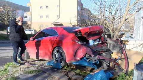 Ataşehir'de trafik kazası: Araç çalılıklara uçtu! 2 kişi yaralandı