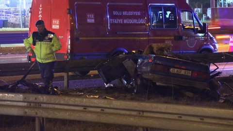 Bolu'da korkunç kaza! Otomobil kağıt gibi ezildi: Ölü ve yaralı var