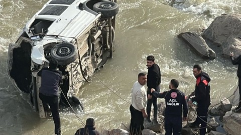 Hakkari'de yürek yakan kaza! Zap suyu, baba ve 10 yaşındaki oğlunu ayırdı