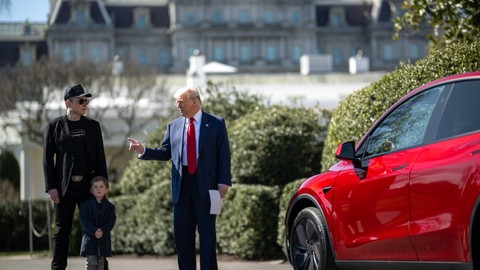 Trump, Elon Musk'a destek için Tesla satın aldı