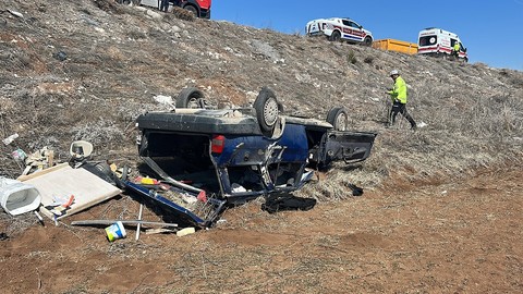 Sivas'ta feci kaza: Otomobil şarampole devrildi: 3'ü ağır, 4 yaralı