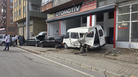 Samsun'da zincirleme kaza: 3 araç birbirine girdi