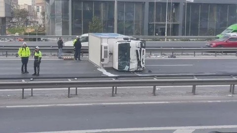 Basın Ekspress yolunda kamyonet devrildi! Kaza nedeniyle yol tamamen kapandı