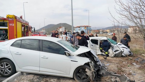 Isparta'da feci kaza! İki otomobil kafa kafaya çarpıştı: Ölü ve yaralılar var