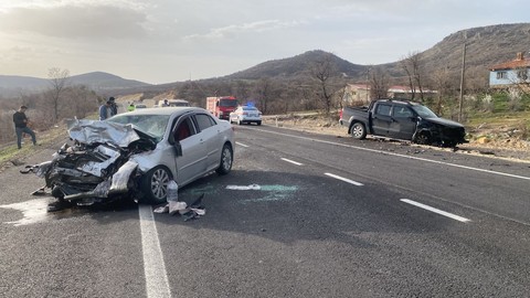 Uşak’ta trafik kazası! İki otomobil çarpıştı: 1 ölü