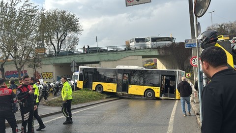 Beyoğlu'nda İETT otobüsü bariyerlere çarptı: Yol trafiğe kapandı