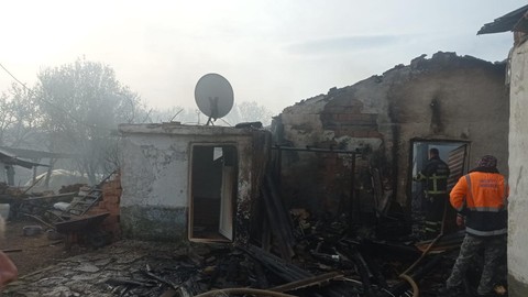 Edirne'de ahırından alevler yükseldiğini görünce hemen ihbarda bulundu. Alevler sönünce korkunç manzara ortaya çıktı. 6 inek ve 5 keçi telef oldu