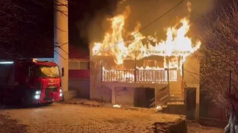 Cami lojmanında korkutan yangın