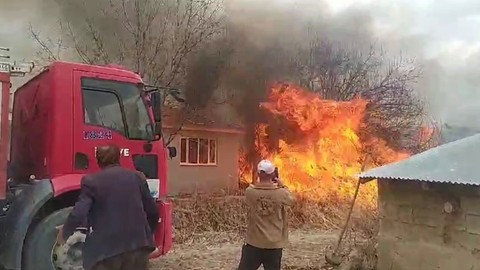 Van'da korkunç yangın! Mahalle sakinlerini tedirgin eden yangına ekipler acilen müdahale etti