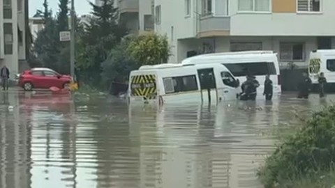 Sağanak nedeniyle serviste mahsur kalan öğrencileri itfaiye kurtardı