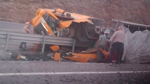 Antalya'da feci kaza: Refüje devrilen TIR'daki 2 kişi hayatını kaybetti!