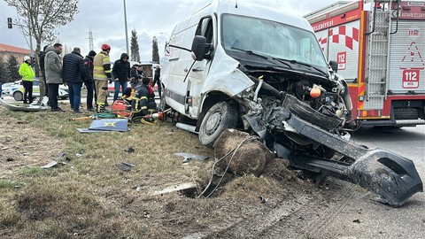 Kütahya’da feci kaza! TIR, minibüse çarptı: Ölü ve yaralı var