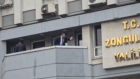 Zonguldak Valisi'nden CHP'nin alternatif törenine tepki! Binanın balkonundan bağırdı: "Utanmıyor musunuz?"