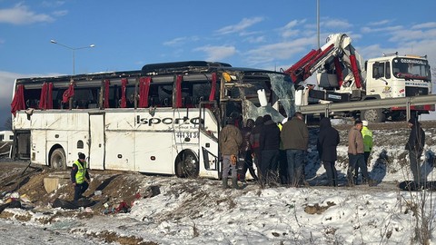 Afyonkarahisar'da feci kaza: Yolcu otobüsü şarampole devrildi, 1 ölü, 25 yaralı!