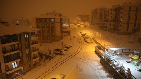 Meteoroloji'den gelen uyarının ardından Elazığ'da etkili oldu. Akşam saatlerinde başladı, kent beyaza büründü