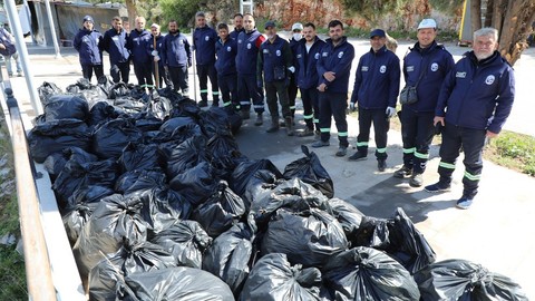 Hatay'da 100'lercesi teker teker toplanarak siyah poşetlerin içerisine dolduruldu. Ağızları sıkı sıkı bağlandıktan sonra hepsi aynı yere götürülecek