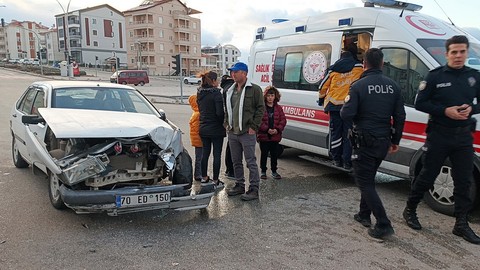 Otomobil ile hasta taşıyan ambulans çarpıştı: 3 kişi yaralandı