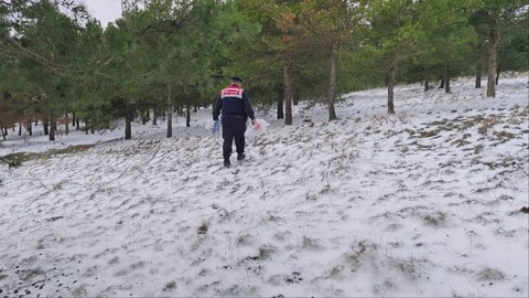 Yozgat'ta karla kaplı bölgeye giden jandarma ekipleri yaban hayatı için harekete geçti