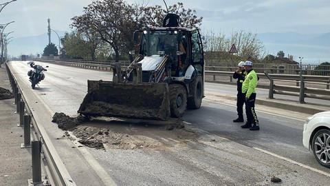 Kamyondan dökülen çamur D100'ü altüst etti: Cezasız kalmadı!