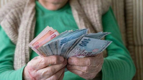 Emekli vatandaşlar 1000 TL'lik Ramazan Bayramı ikramiyesini dört gözle bekliyordu! 1000 TL'nin hesaplara yatacağı tarih belli oldu