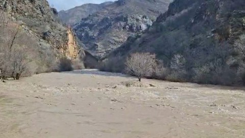 Tunceli'de havaların ısınmasıyla birlikte kar suları eridi. Yetkililerden uzak durun uyarısı geldi