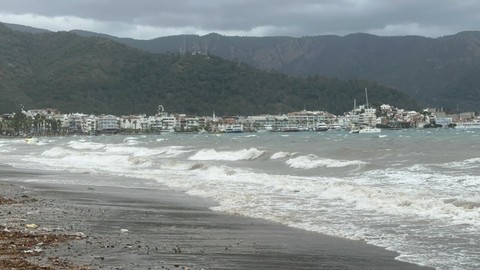 Marmaris'te gece saatlerinde başladı, sabah denize bakan korkunç manzarayı gördü