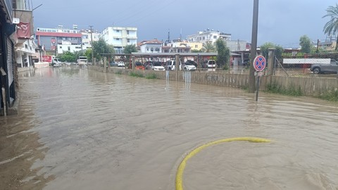 Meteorolojinin uyardığı Mersin'de etkisini öyle bir gösterdi ki, vatandaşlar "Daha önce böylesini görmedik" dedi