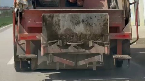 Bursa'da yolda ilerleyen çöp kamyonunun arkasında 2 tane birden vardı. Onları gören vatandaşlar hayrete düşerek baktı
