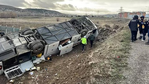 Sivas'ta yolcu otobüsü devrildi! Ölü ve yaralılar var